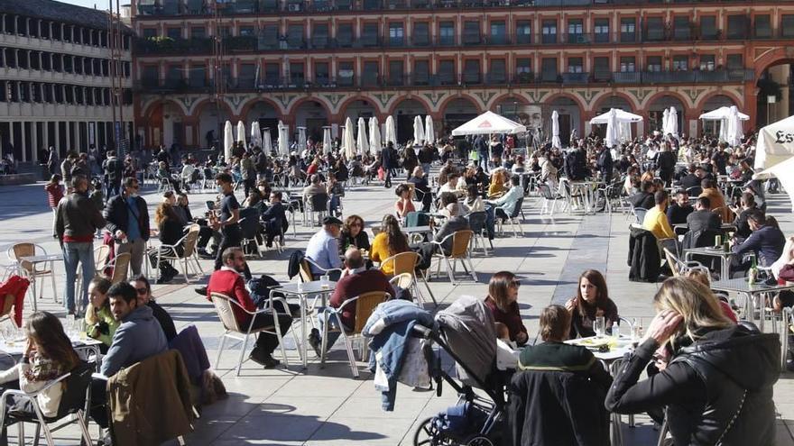 Clientes de bares en la plaza de la Corredera.