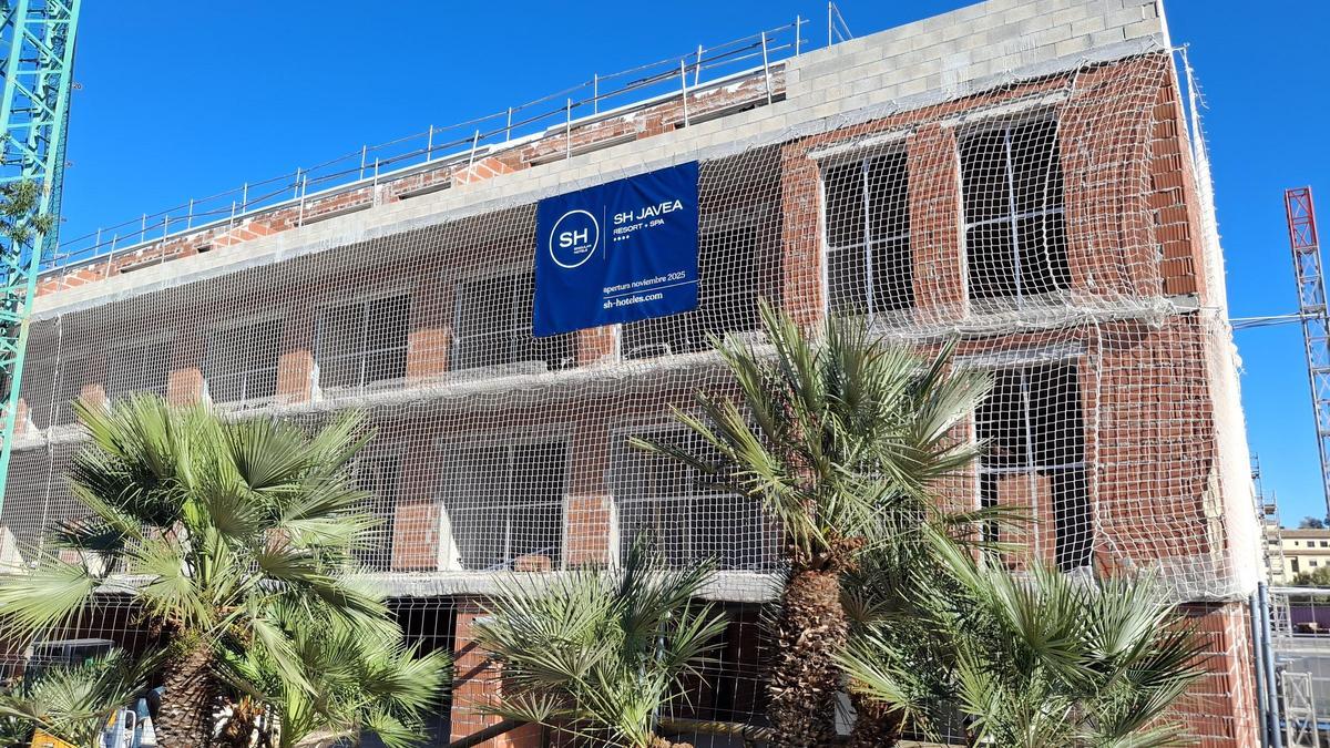 Las obras del nuevo hotel y el cartel que anuncia su apertura en noviembre