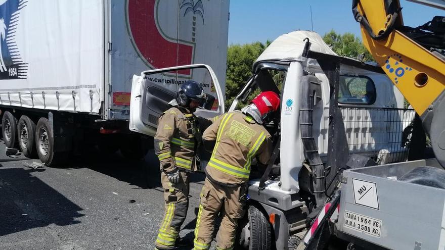 Herido grave al chocar su camioneta con un camión en la A-7 a su paso por Alhama de Murcia