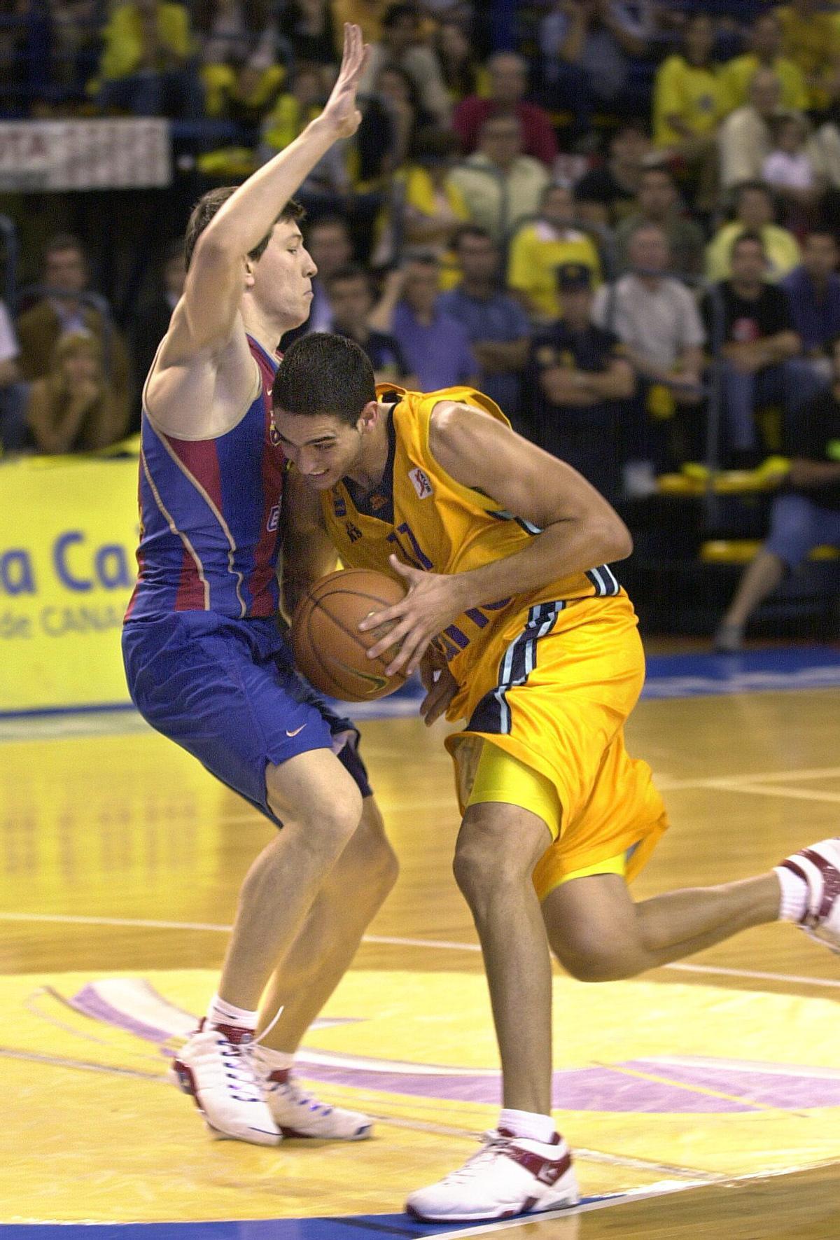 Roberto Guerra choca contra Vlado Ilievski.