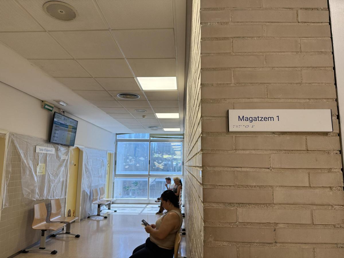 Imagen de la sala de espera y del almacén con los carteles en valenciano.