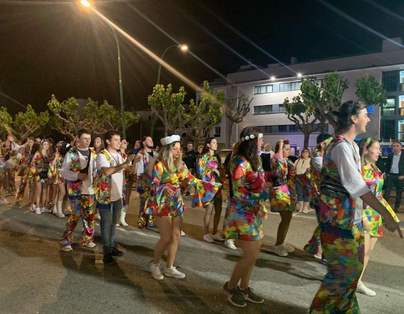 El bon temps anima les colles de Carnaval a Empuriabrava