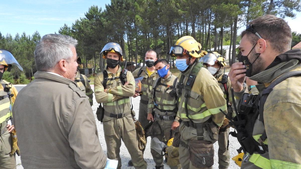 El director xeral de Defensa do Monte, Manuel Rodríguez, hablando ayer con bomberos forestales en Toén. // F. CASANOVA