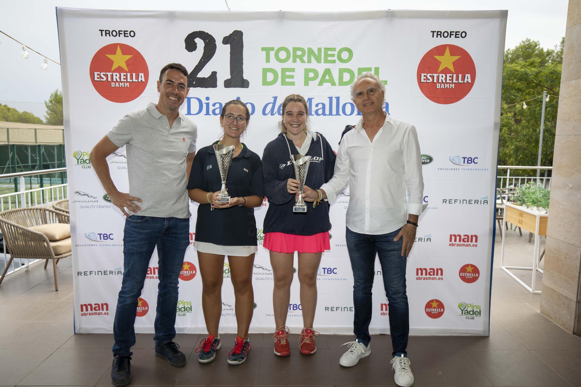 Finalistas 3ª categoría femenina. Las subcampeonas Paula Muñoz y Ana Cazador fueron reconocidas por Eduard Vilanova (Refinería Web) y Luis Arroyo (TBC).