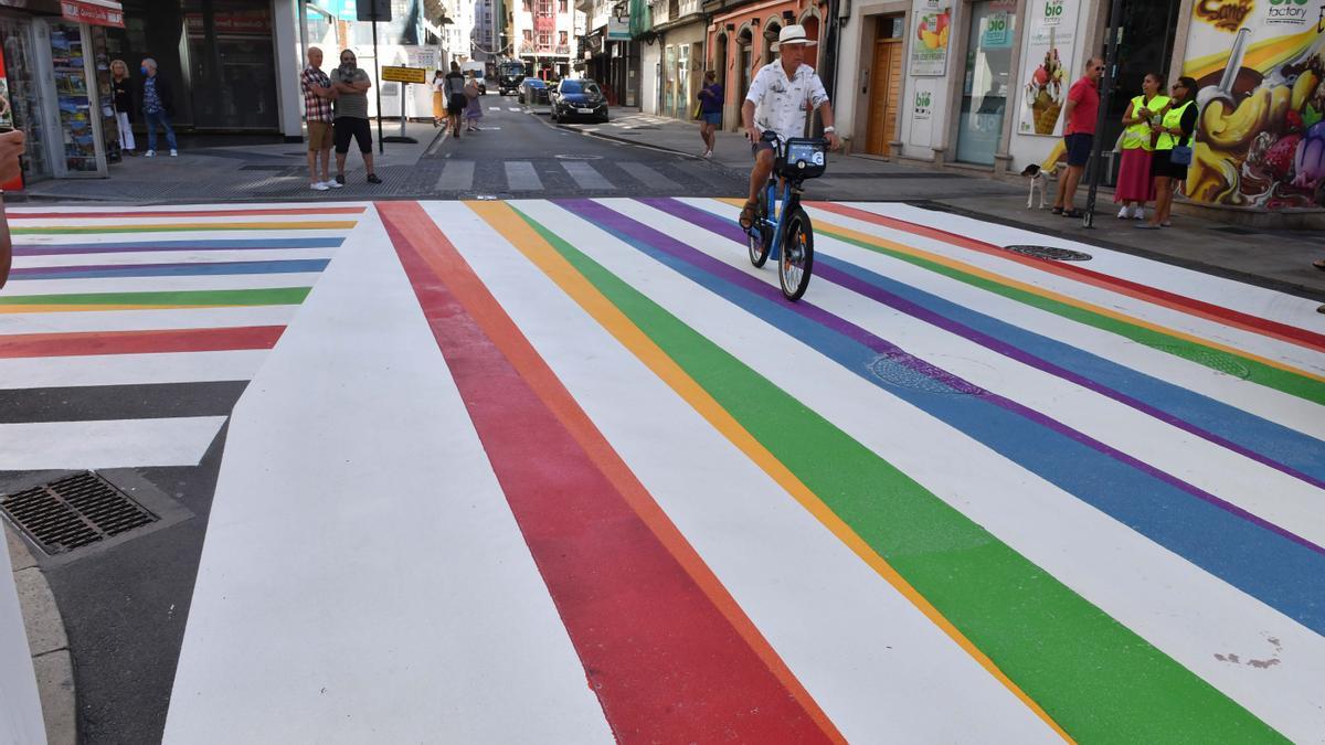 Durán Loriga estrena un paso peatonal con los colores de la bandera LGBTI