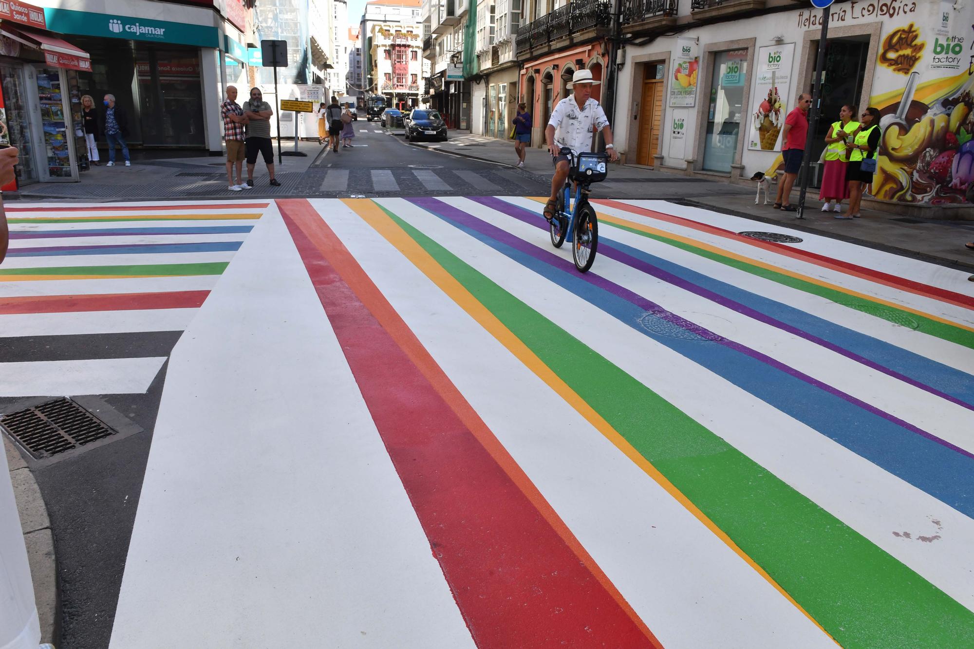 Durán Loriga estrena un paso peatonal con los colores de la bandera LGBTI