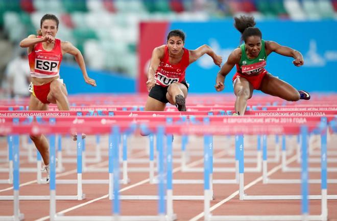 Teresa Errandonea de España, Sevval Ayaz de Turquía, Olimpia Barbosa de Portugal compite en la ronda clasificatoria femenina de 110m Hurdles en Dynamic New Athletics en el Dinamo Stadium en los Juegos Europeos Minsk 2019 en Minsk, Bielorrusia.