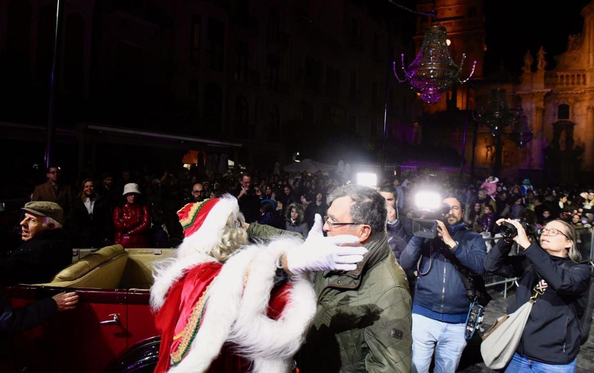 El alcalde de Murcia, José Ballesta, recibió al invitado de Laponia.  | ISRAEL SÁNCHEZ