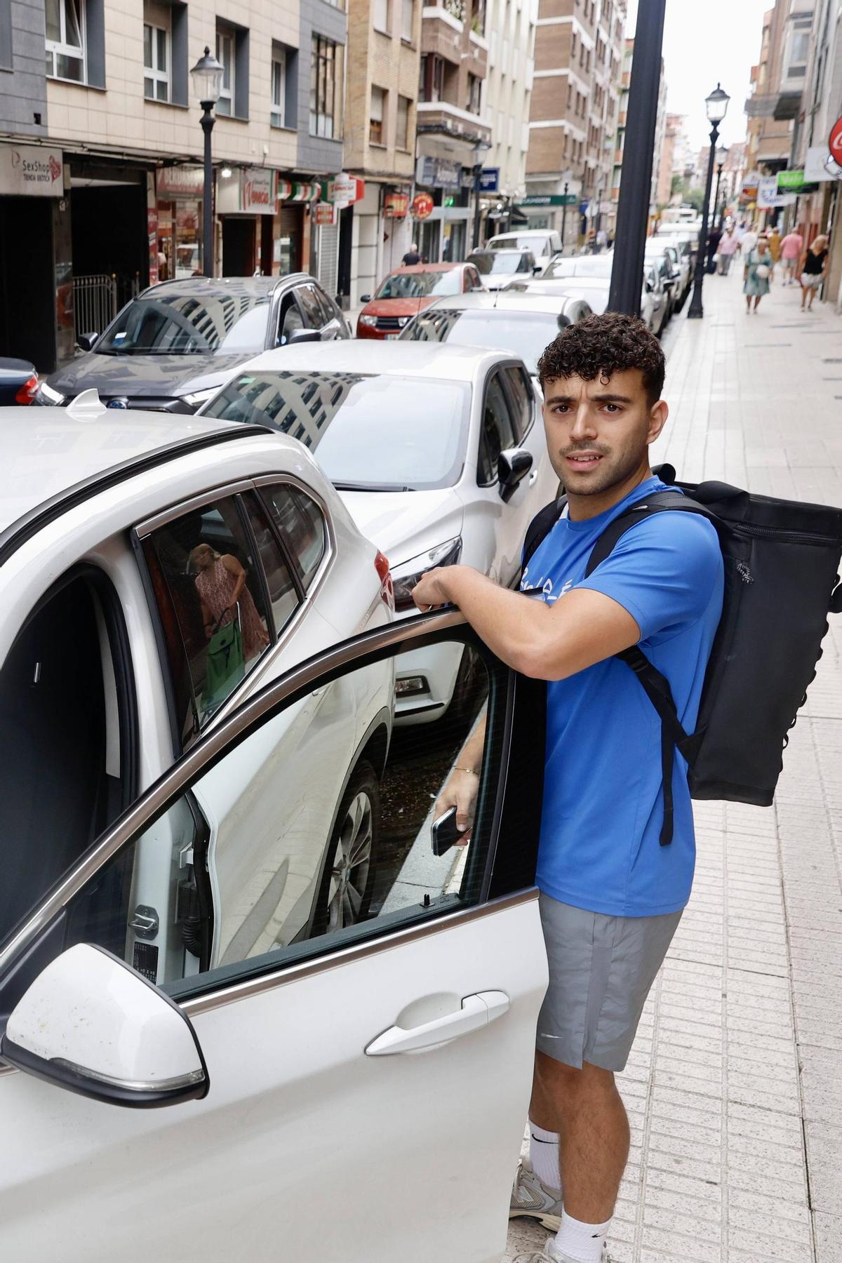 La odisea de aparcar en verano en La Arena, en imágenes