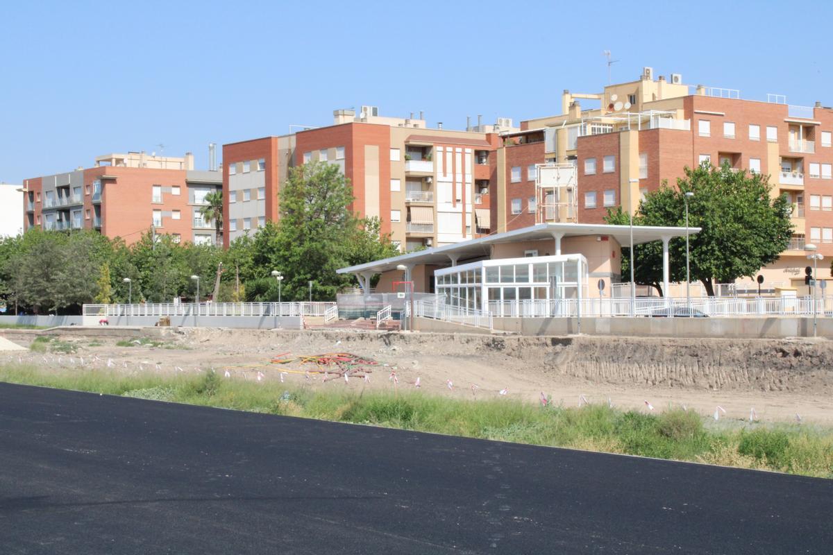 Se retiraban las vías y preparaba el terreno para continuar el trazado desde Tercia y en breve comenzará la construcción de la nueva estación que se desplazará unos metros en sentido Murcia.