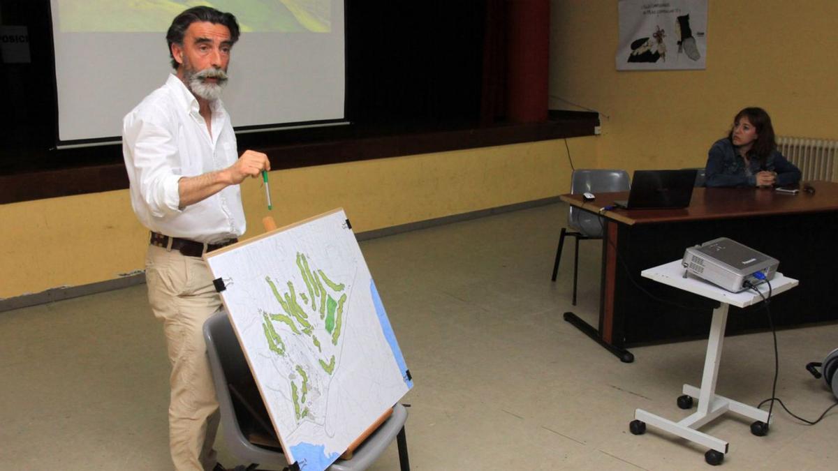 Rafael Sáenz-Díez Malvar presentando su proyecto de campo de golf para O Grove, hace una década.