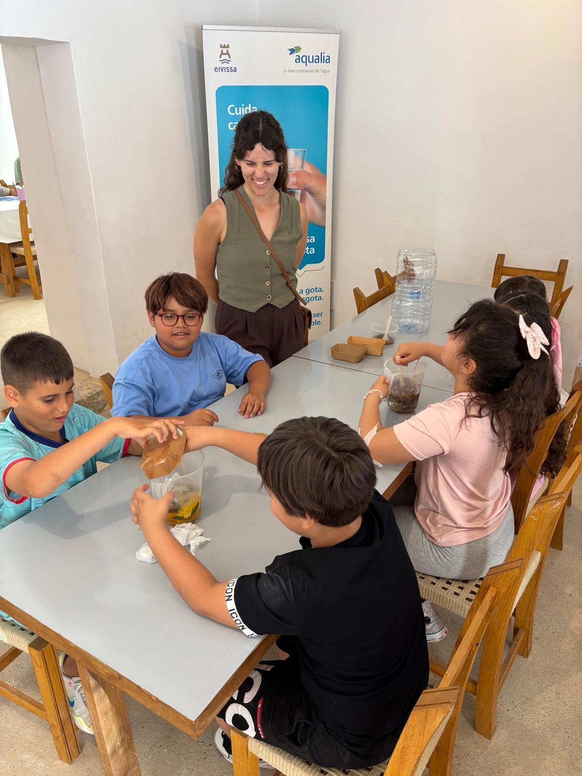 Inés Clapés junto a niños de primaria en los talleres sobre el agua.