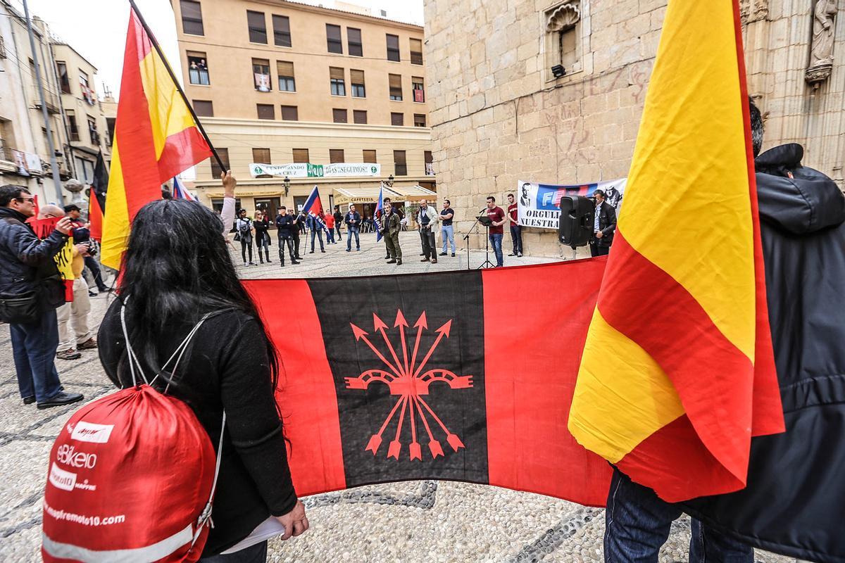 Concentración de Falange en Callosa de Segura en protesta por la retirada de la cruz (2018).