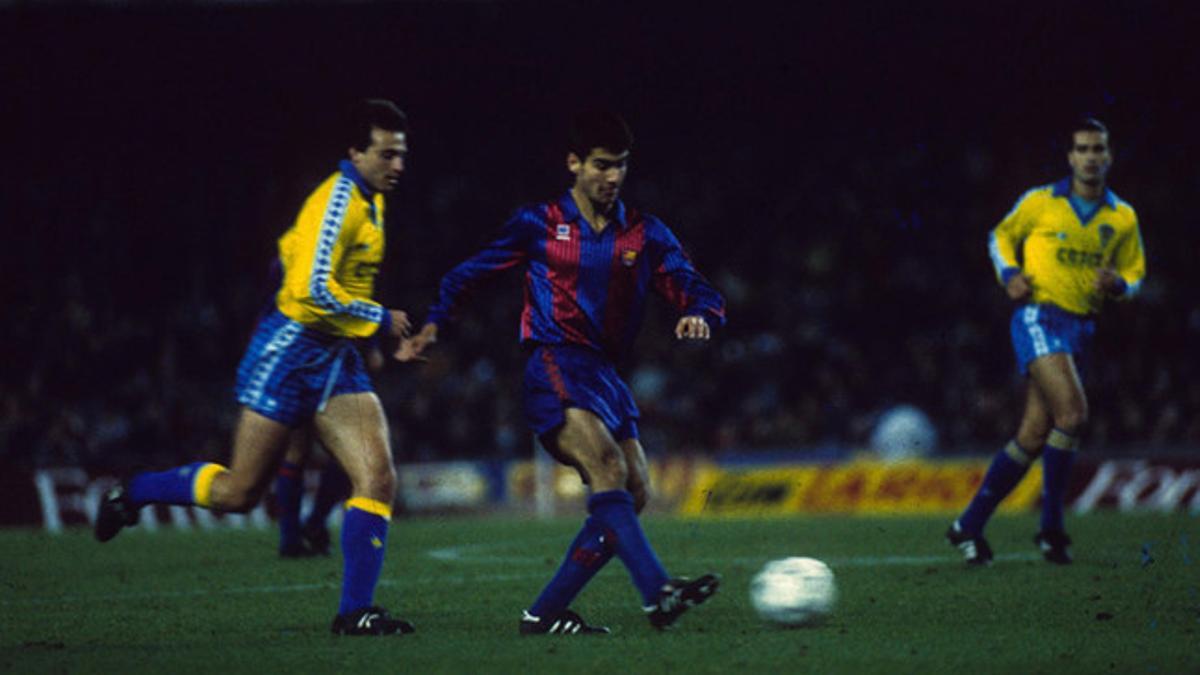 Guardiola jugó su primer partido con el primer equipo el 16 de diciembre de 1990, contra el Cádiz en el Camp Nou