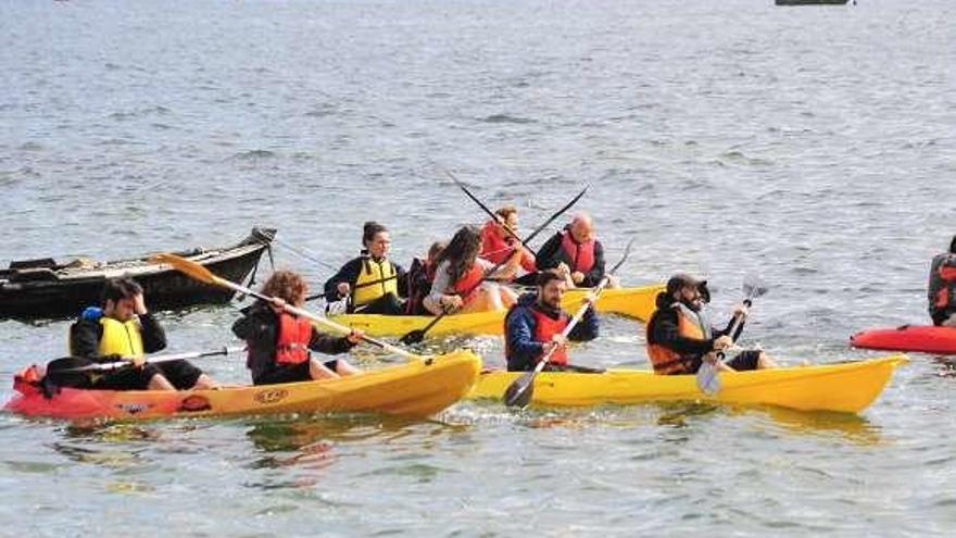 Una de las excursiones en kayak en la ruta a Cortegada. // Iñaki Abella