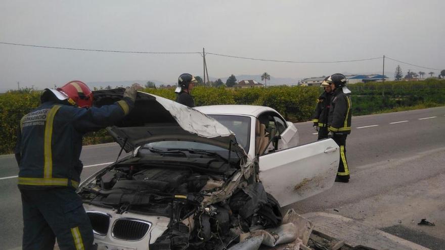 Rescatado del interior de su vehículo tras accidentarse en Santomera