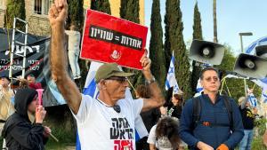 Manifestación exigiendo la destitución del primer ministro israelí Netanyahu frente a la Knesset, en Jerusalén