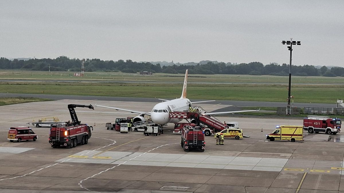 Die zurückgekehrte Sundair-Maschine am Bremer Flughafen.