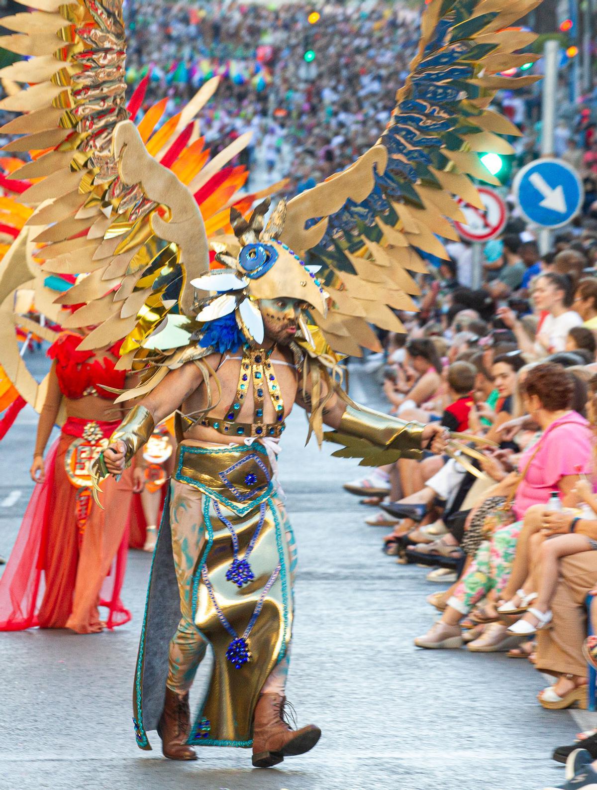 HOGUERAS 2022 | Desfile del Ninot en las calles de Alicante
