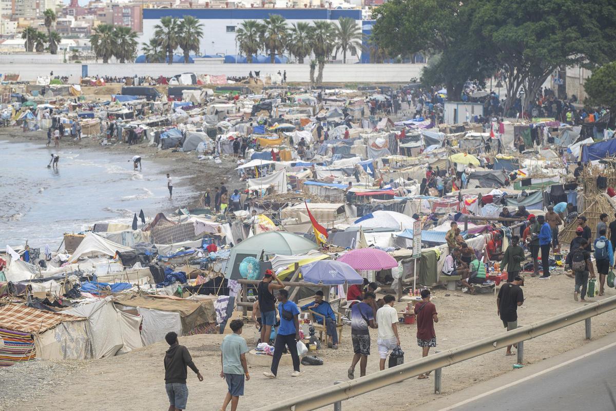 Asentamiento de migrantes en la playa El Trampolín, a 14 de septiembre de 2026, en Ceuta (España).
