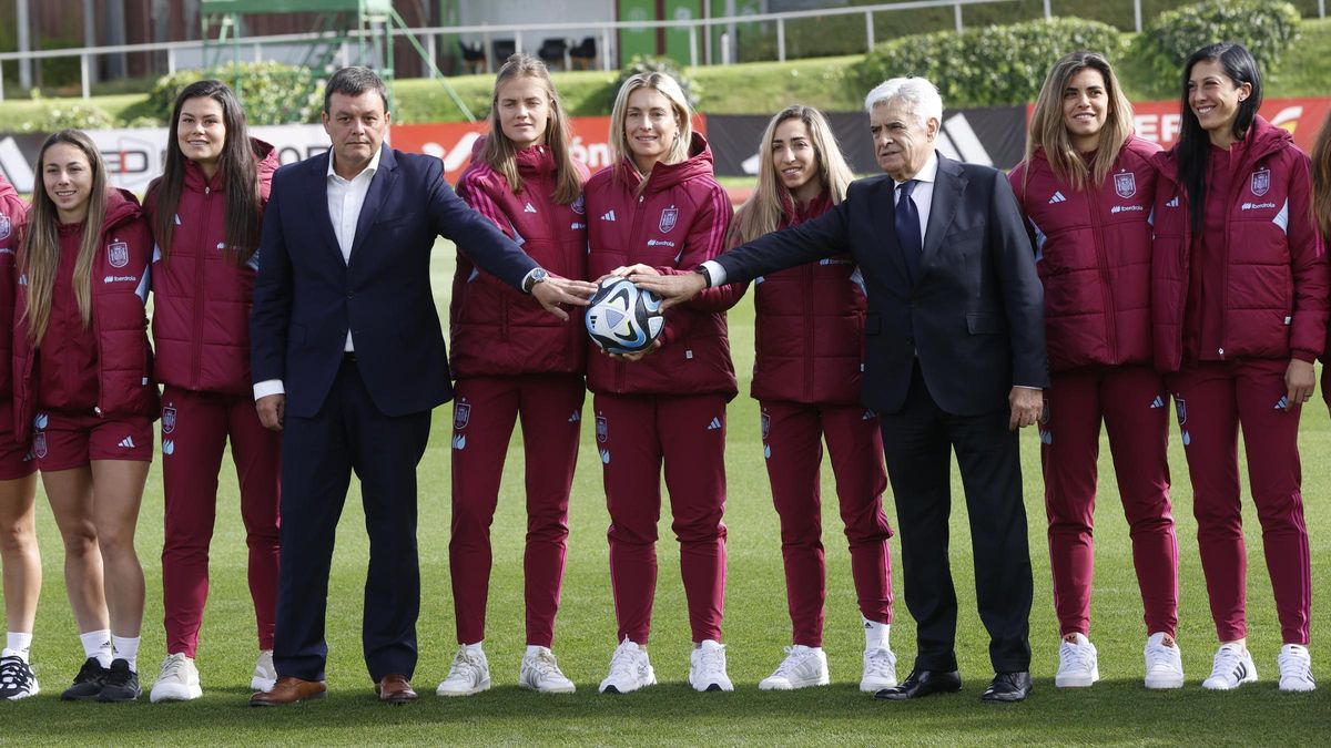 Las jugadoras de la selección con Pedro Rocha y Víctor Francos, este lunes en la sede de la RFEF en Las Rozas.