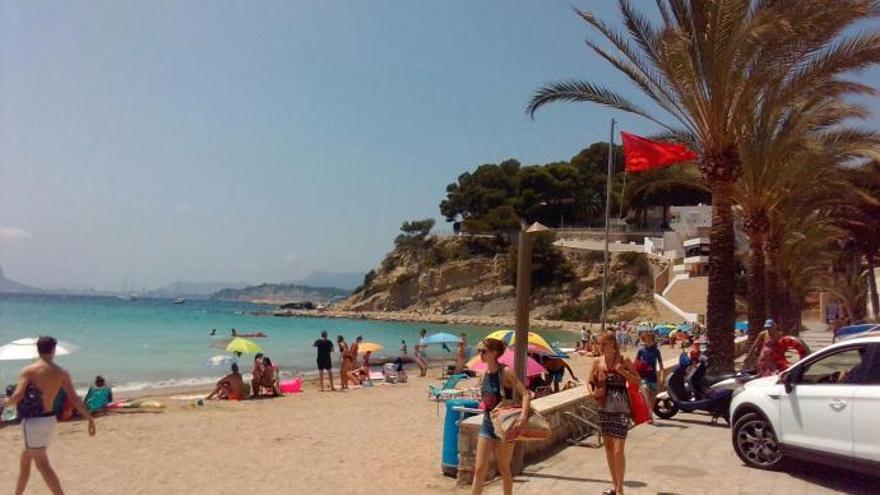 La playa del Portet, hoy, con bandera roja.
