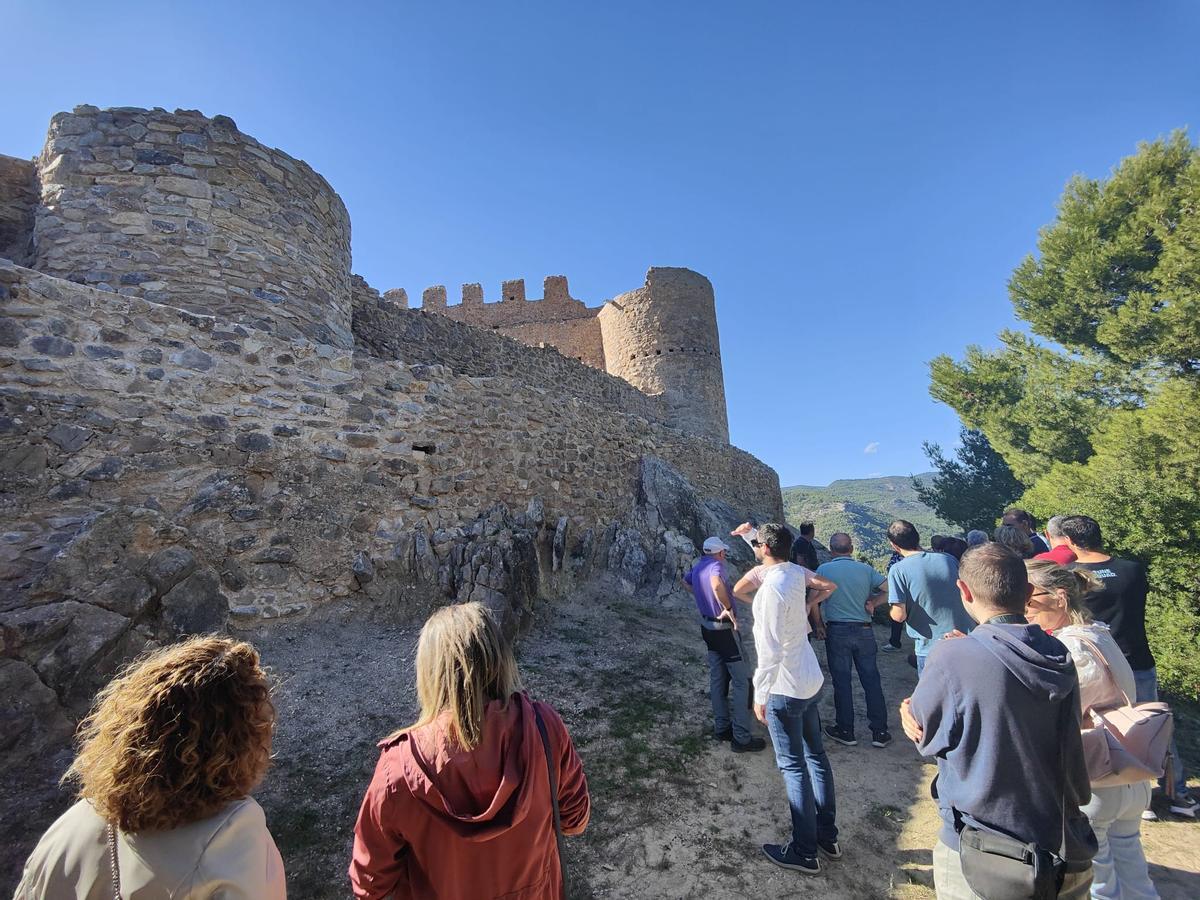 Un grupo de personas visitando el castillo.