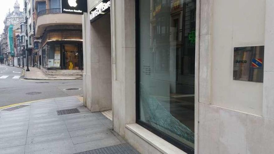 Comercio al que entraron a robar en Gijón.