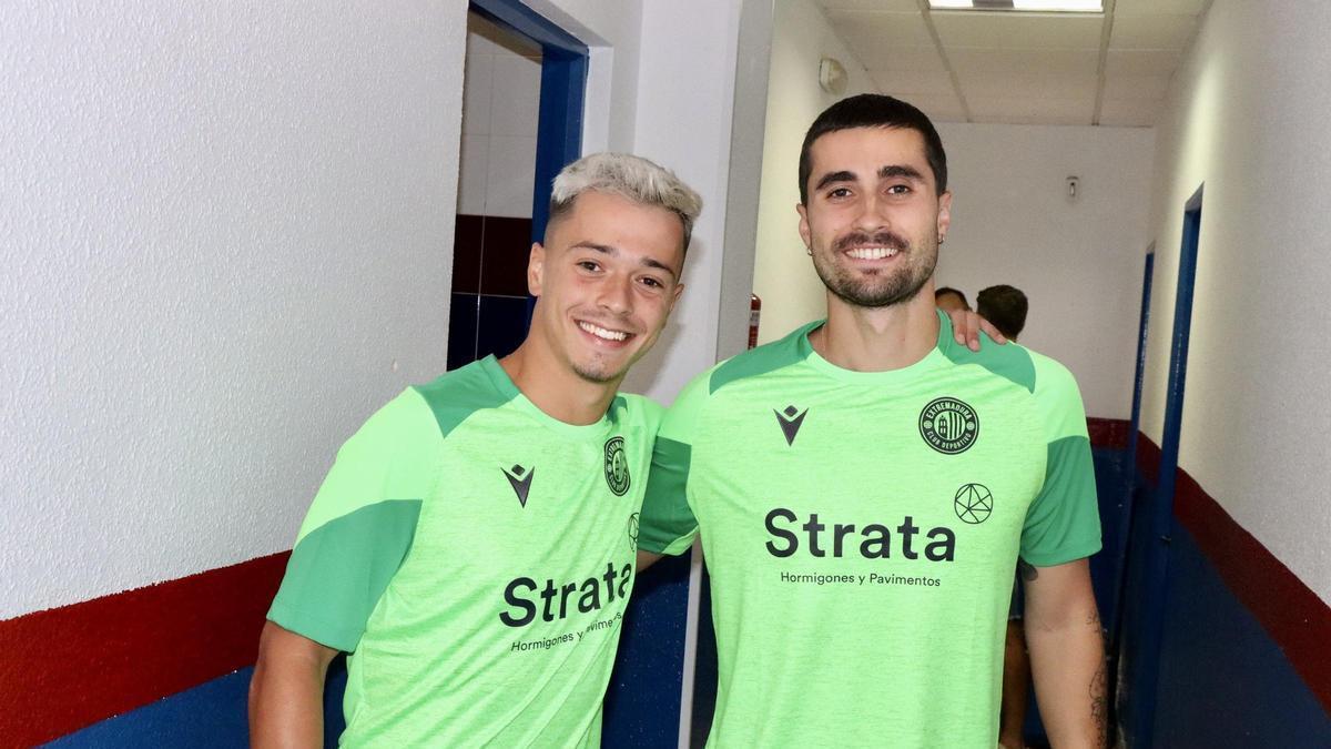Marco Manchón e Imanol Barace en el reencuentro en el primer día de entrenamientos del Extremadura.