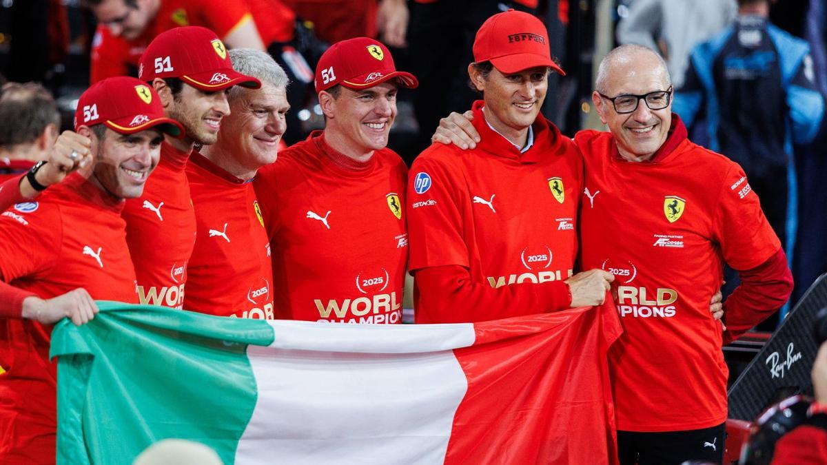 Elkann, segundo por la derecha, con sus pilotos campeones del Mundial de Resistencia