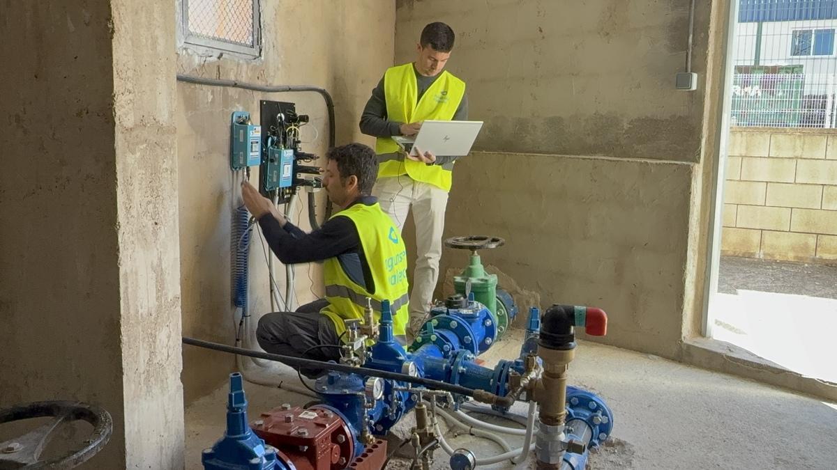 Operarios y técnicos vigilan la red de agua potable de Miramar