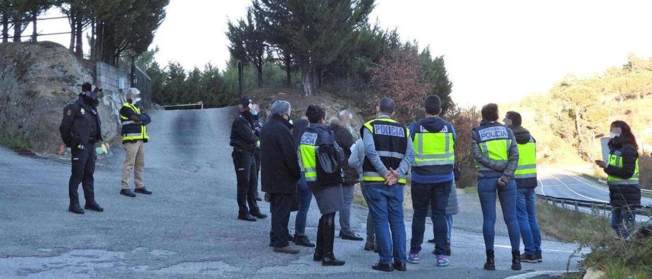 La comitiva judicial y los investigadores de la Policía, durante la inspección en la instrucción.   | // CASANOVA