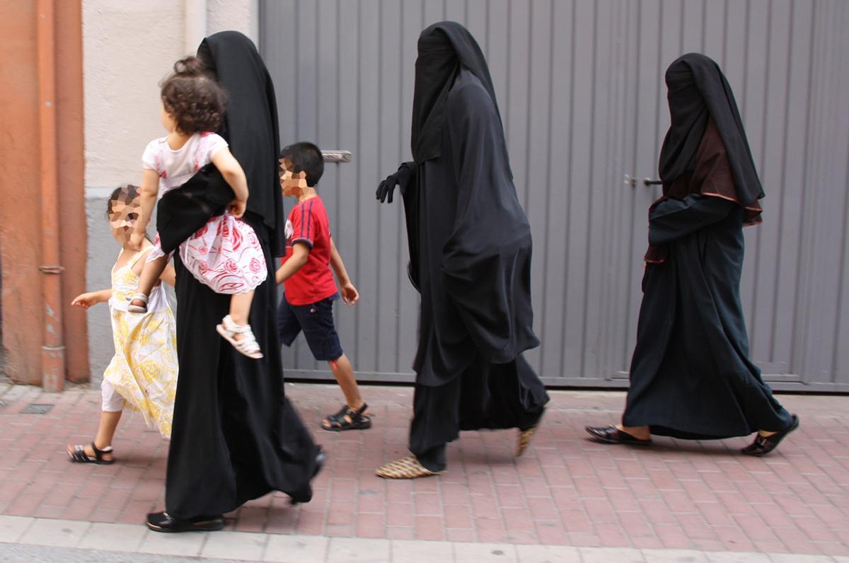Imatge d'arxiu d'unes dones passejant amb burka a Lleida