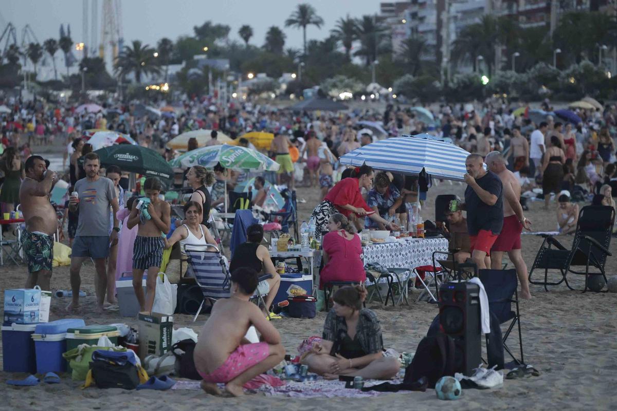 Las imágenes que ha dejado la Noche de San Juan sin hogueras en Sagunt