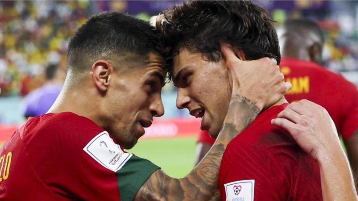 Joao Cancelo y Joao Felix celebran un gol con Portugal