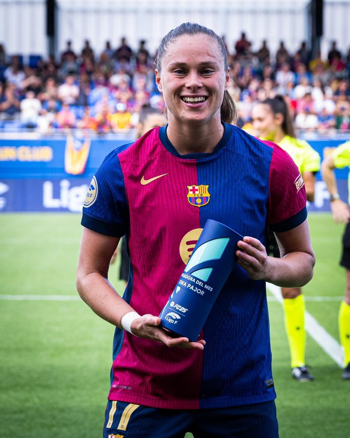 Ewa Pajor recibe el premio a la mejor jugadora del mes de abril de la Liga F