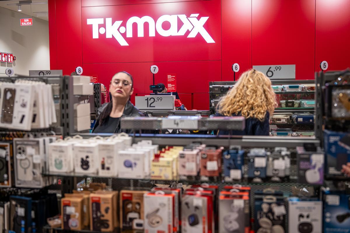 Furor y ofertas en el estreno de la primera tienda en Barcelona del outlet de grandes marcas TK-Maxx