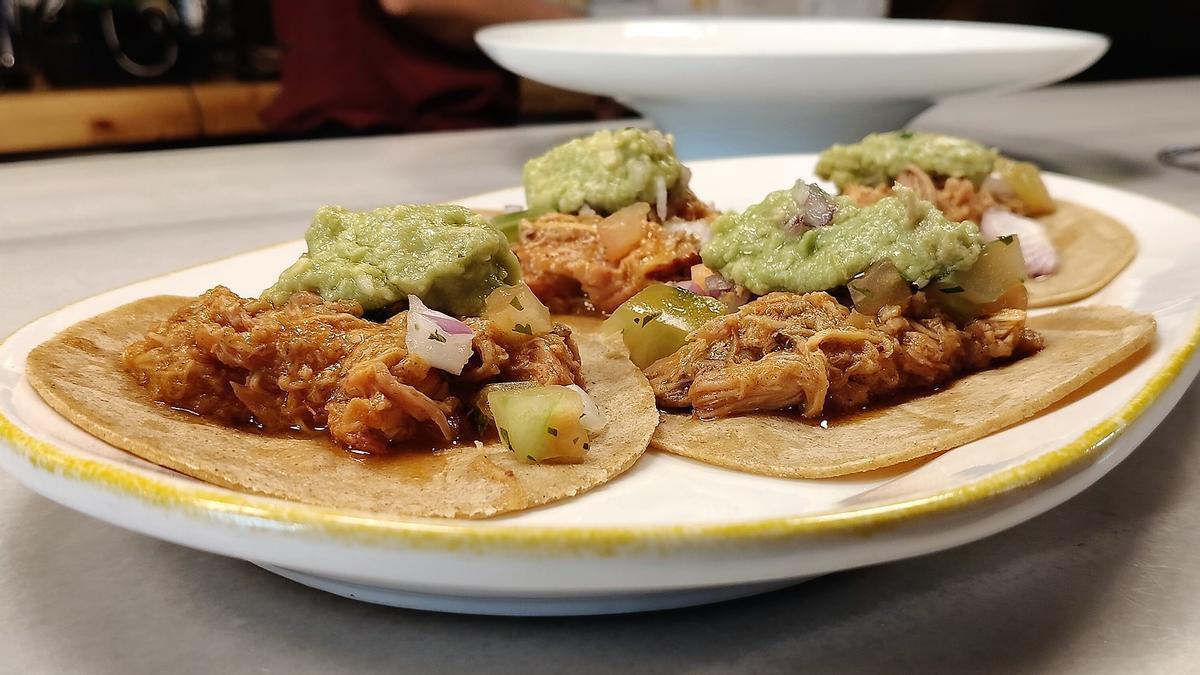 Tacos de 'tinga' con pico de gallo y guacamole del restaurante Morgan's Mexican Food.