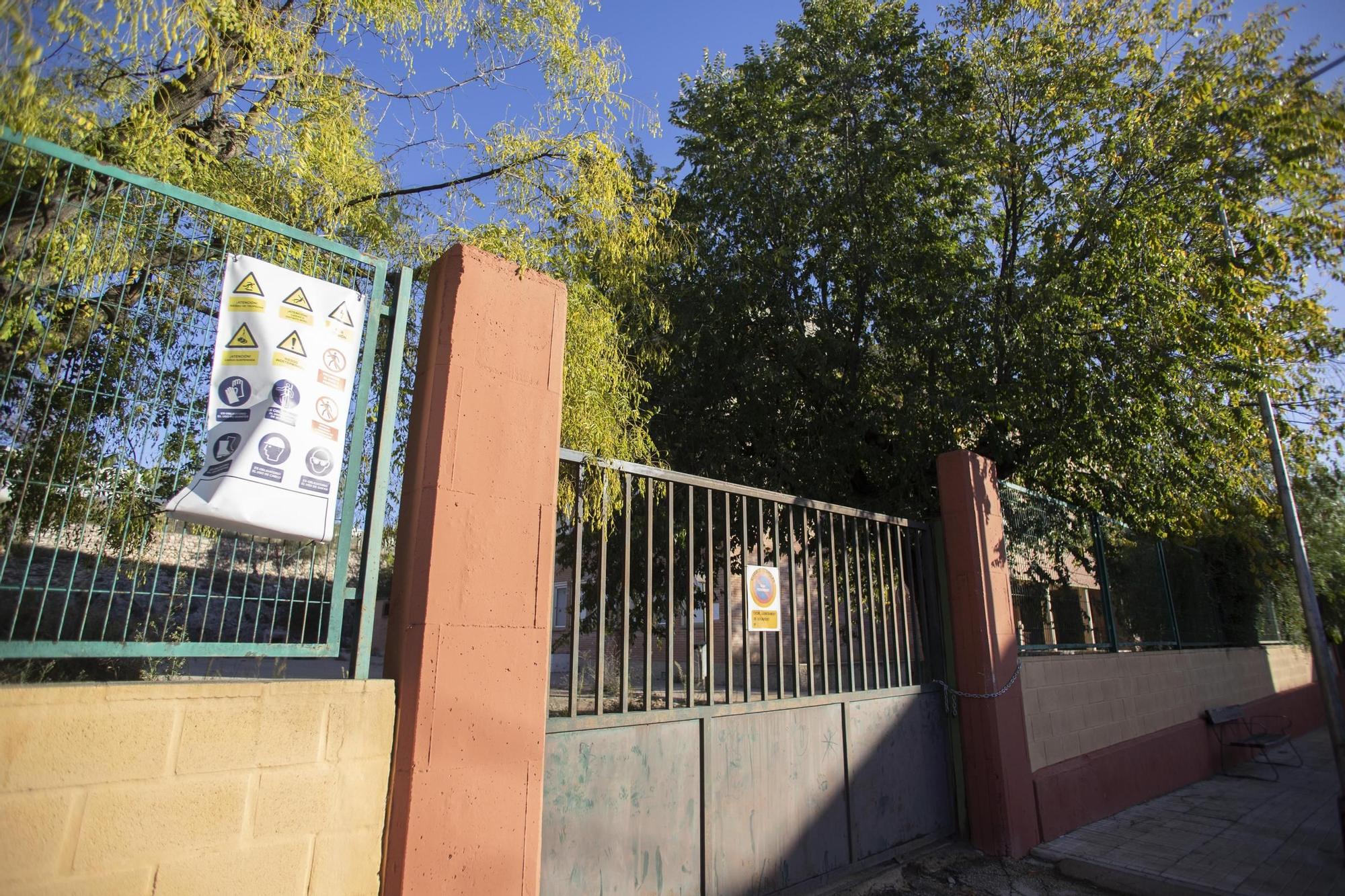 Protesta a las puertas del CEIP Lluís Vives de Bocairent por la paralización de las obras.