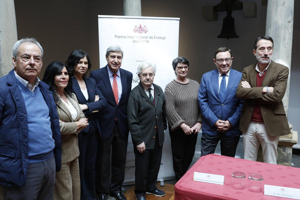 Por la izquierda, Óscar Rodríguez Buznego, Marisa Morán, Montserrat López Moro, José Luis García Delgado, Lluis Xabel Álvarez, Teresa Caso, Juan Vázquez y Rodrigo Cepeda.