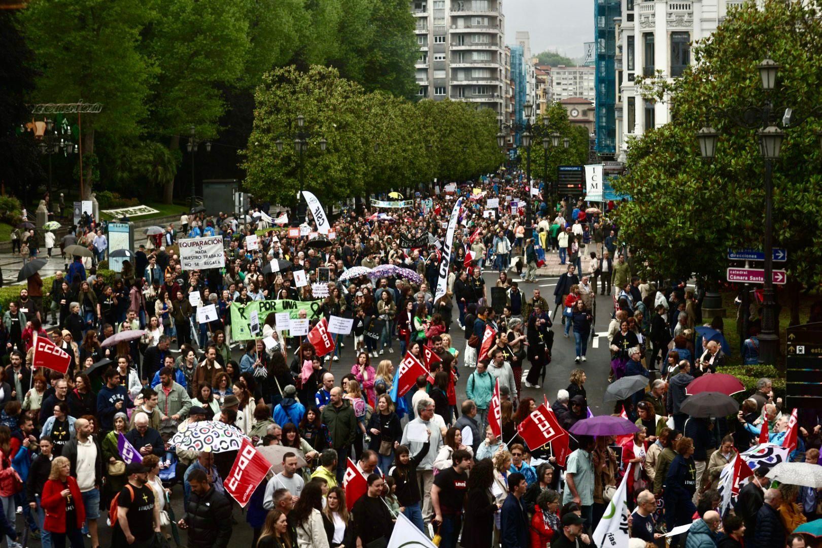 EN IMÁGENES: Así fue la gran manifestación de profesores por la enseñanza pública asturiana