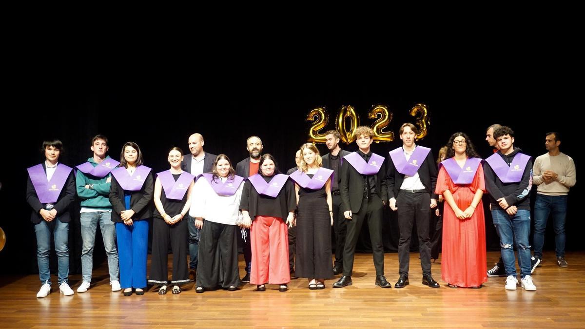 Graduados del Conservatorio Profesional de Lalín, ayer, en el Salón Teatro