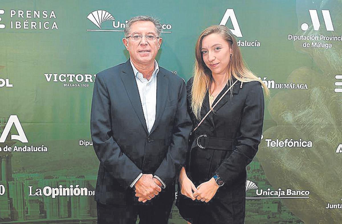 El presidente de la Asociación Malagueña de la Prensa Deportiva, Antonio Rengel, junto a la periodista Mar Bianchi.