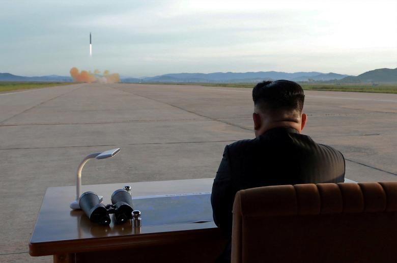 El líder norcoreà Kim Jong Un mira el llançament d'un míssil Hwasong-12, el 16 de setembre.