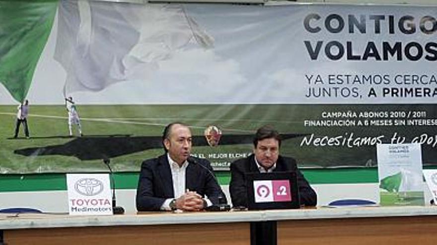 El presidente del Elche, José Sepulcre, acompañado por el alcalde ilicitano, Alejandro Soler, durante la presentación de la campaña de abonos del club.