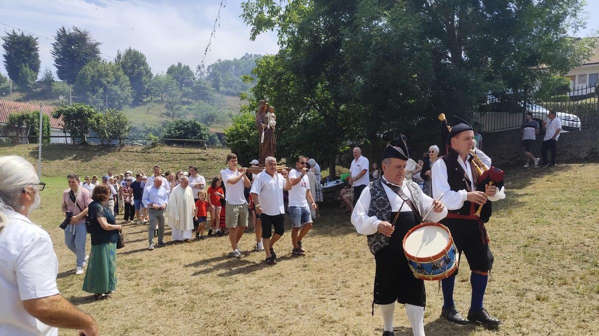Procesión de la Virgen del Carmén por el prao de la fiesta de Llantones