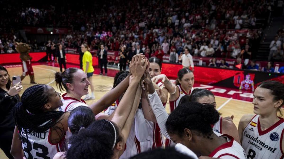 Las jugadoras del Casademont Zaragoza hacen piña durante un duelo europeo