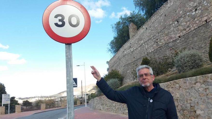 Vergara señala una señal de 30 por hora en Cieza.