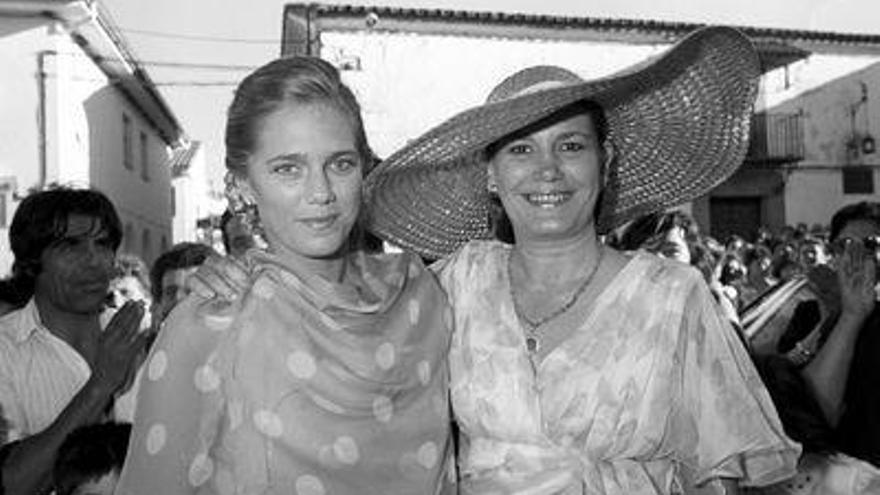 Fotografía de archivo del 1 de julio de 1990 de Isabel Sartorius (i) junto a su madre, Isabel Zorraquín (d), a su llegada al matrimonio de su hermana Cecilia, en Peraleda de la Mata (España). Sartorius, a quien la prensa relacionó en su día con el príncipe Felipe de Borbón, al entierro de su madre, que murió el pasado miércoles en Buenos Aires (Argentina) a los 69 años.