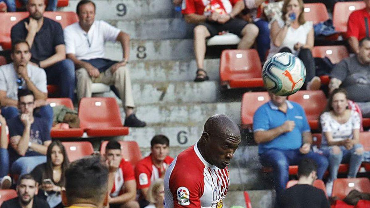 Babin despeja un balón en el duelo del curso pasado ante el Almería.